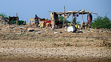 Súdánská ena kráí poblí provizorního písteku v Tokaru. (3. íjna 2024)