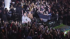 Jake Paul zdraví fanou�ky p�i cest� do ringu.