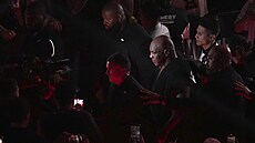 Pora�ený Mike Tyson opou�tí stadion