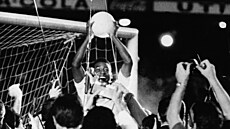 Kone�n�! Pelé oslavuje vst�elení gólu �íslo 1000. Na stadionu s ním slaví...