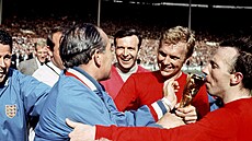 Trenér Alf Ramsey se raduje s hrá�i.