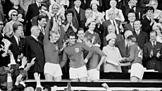 Anglickým fotbalist�m gratulovala p�ímo na stadionu ve Wembley královna Al�b�ta...