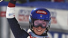 Mikaela Shiffrinová se raduje z vítzství v Levi