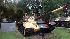 Tanky T-55. Mosfilm jich ze svého depozitá�e daroval ruské armád� 28 kus�.