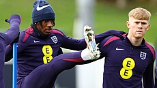 Noni Madueke (vlevo) a Lewis Hall na tréninku anglické reprezentace. Poznali...