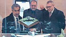 �editel Muzeum m�sta Brna Zbyn�k �olc (vpravo) a americký velvyslanec Bijan...