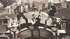 Dobové snímky ukazují kapelu na Port� i v aran�ované skupince. Kapela nahrávala...