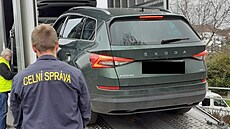 Policie zabavila skupin� také n�kolik aut.