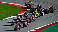 Momentka z Velké cen solidarity v Barcelon MotoGP.