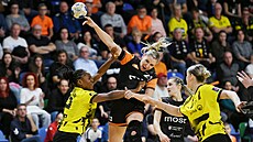 Mostecká Simona Szarková se sna�í prosadit proti p�esile Borussie Dortmund.