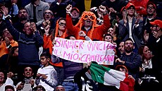 Ital�tí fanou�ci podporují Jannika Sinnera ve finále Turnaje mistr�.