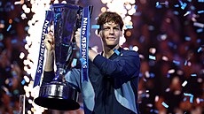 Jannik Sinner pózuje s trofejí pro �ampiona Turnaje mistr�.