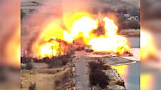 VIDEO: Rusové vyhodili p�ehradu Kurachov do pov�t�í