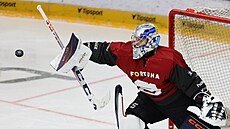 Branká� Sparty Martin Michajlov vyrá�í puk v utkání s Olomoucí.