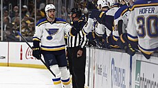 Radek Faksa ze St. Louis se raduje z gólu v utkání proti Bostonu.