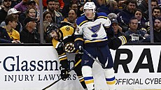 Ryan Suter ze St. Louis tla�í na mantinel Marka Kastelice z Bostonu.