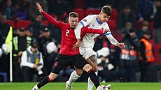 Albánec Ivan Balliu v souboji o mí s Adamem Hlokem z eska.
