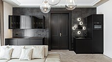 V obývacím pokoji se kuchy�ská linka v hlubokém �erném matu �ztrácí� na pozadí...