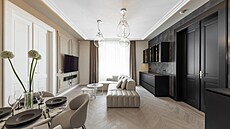 V obývacím pokoji se kuchy�ská linka v hlubokém �erném matu �ztrácí� na pozadí...