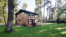 V kombinaci s pásem oken, který d�m opticky sní�il, pak fasáda ze svislých...