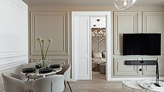 Pr�hled do jedné z lo�nic, kterou zdobí designový lustr zna�ky Moooi.