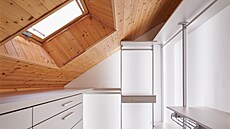Efektní �atna v podkroví vznikla díky kombinaci palubek a systému Slim.