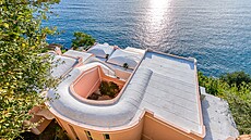 Nemovitost se rozkládá na nkolika terasovitých úrovních, které se mírn vinou...