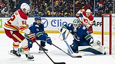 Filip Hronek (druhý zleva) z Vancouveru pomáhá branká�i Kevinu Lankinenovi...