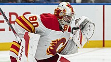 Branká� Dan Vlada� z Calgary v zápase s Vancouverem.