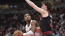 Donovan Mitchell (vlevo) z Clevelandu se sna�í prosadit p�es Joshe Giddeye z...