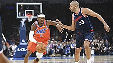 Shai Gilgeous-Alexander (vlevo) z Oklahoma City brán�ný Kawhim Leonardem z Los...