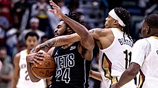 Brandon Boston Jr. (vpravo) z New Orleans fauluje Cama Thomase z Brooklynu.