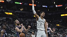 Victor Wembanyama ze San Antonia se raduje z povedené akce v zápase se...