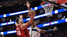 Alperen Sengün (vlevo) z Houstonu brání Alexandra Sarra z Washingtonu.