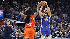 Stephen Curry z Golden State st�ílí p�es bránícího    Casona Wallaceho z...