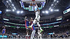 Janis Adetokunbo z Milwaukee zakon�uje na ko� Detroitu.