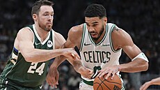 Jayson Tatum (vpravo) z Bostonu brán�ný Patem Connaughtonem z Milwaukee.