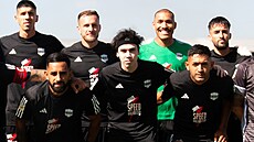 Argentinský youtuber Iván Buhajeruk (uprost�ed) se svými �spoluhrá�i� z týmu...