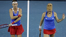 Marie Bouzková (vlevo) a Kate�ina Siniaková ve �tvrtfinálovém duelu BJK Cupu s...