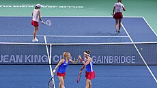 Marie Bouzková (vpravo dole) a Kate�ina Siniaková ve �tvrtfinálovém duelu BJK...
