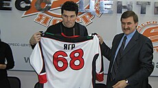 Jaromír Jágr pózuje s dresem Avangardu Omsk. Vpravo tehdejí éf klubu...