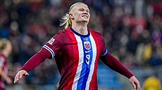 Norský fotbalista Erling Braut Haaland slaví jeden ze svých t�í gól� v zápase s...