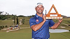 Portorický golfista Rafael Campos s trofejí pro vít�ze turnaje Bermuda...