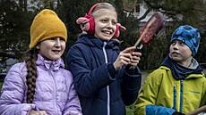Happening Bubnova�ka na �i�kov� nám�stí v Praze. D�ti skrze bannery a bubnování...