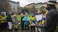 Happening Bubnova�ka na �i�kov� nám�stí v Praze. D�ti skrze bannery a bubnování...