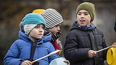 Happening Bubnova�ka na �i�kov� nám�stí v Praze. D�ti skrze bannery a bubnování...