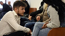 Mário Baiger na chodb sokolovského okresního soudu ped zahájením líení (12....