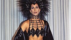 Bob Mackie stojí i za dvoudílným modelem a pé�ovou ozdobou, které Cher vynesla...
