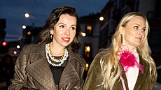 Dal�ím oblíbeným dopl�kem jsou r��e, rozety a kokardy. Nosí se klasicky na...