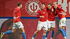 �e�tí fotbalisté do jednadvaceti let se radují z druhého gólu do sít� Belgie.